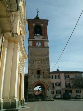 Arrivo alla piazza centrale con la Torre Campanaria di Palazzo Canavese (29602 bytes)